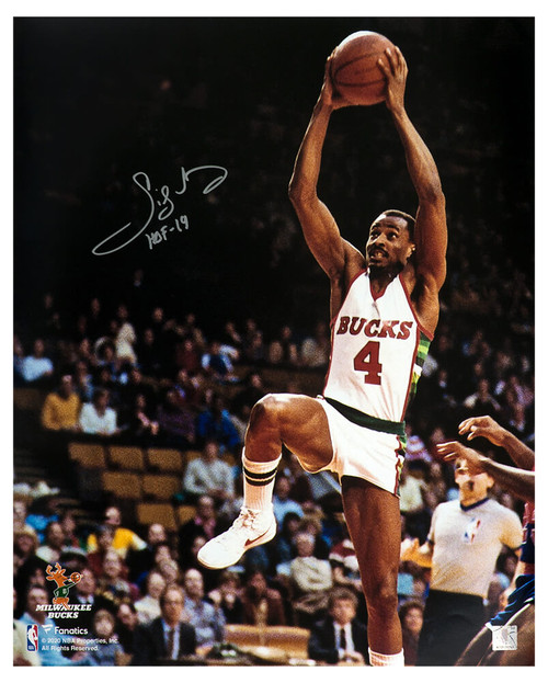 Sidney Moncrief Signed Milwaukee Bucks White Jersey Action 16x20 Photo w/HOF'19 - Schwartz Authenticated