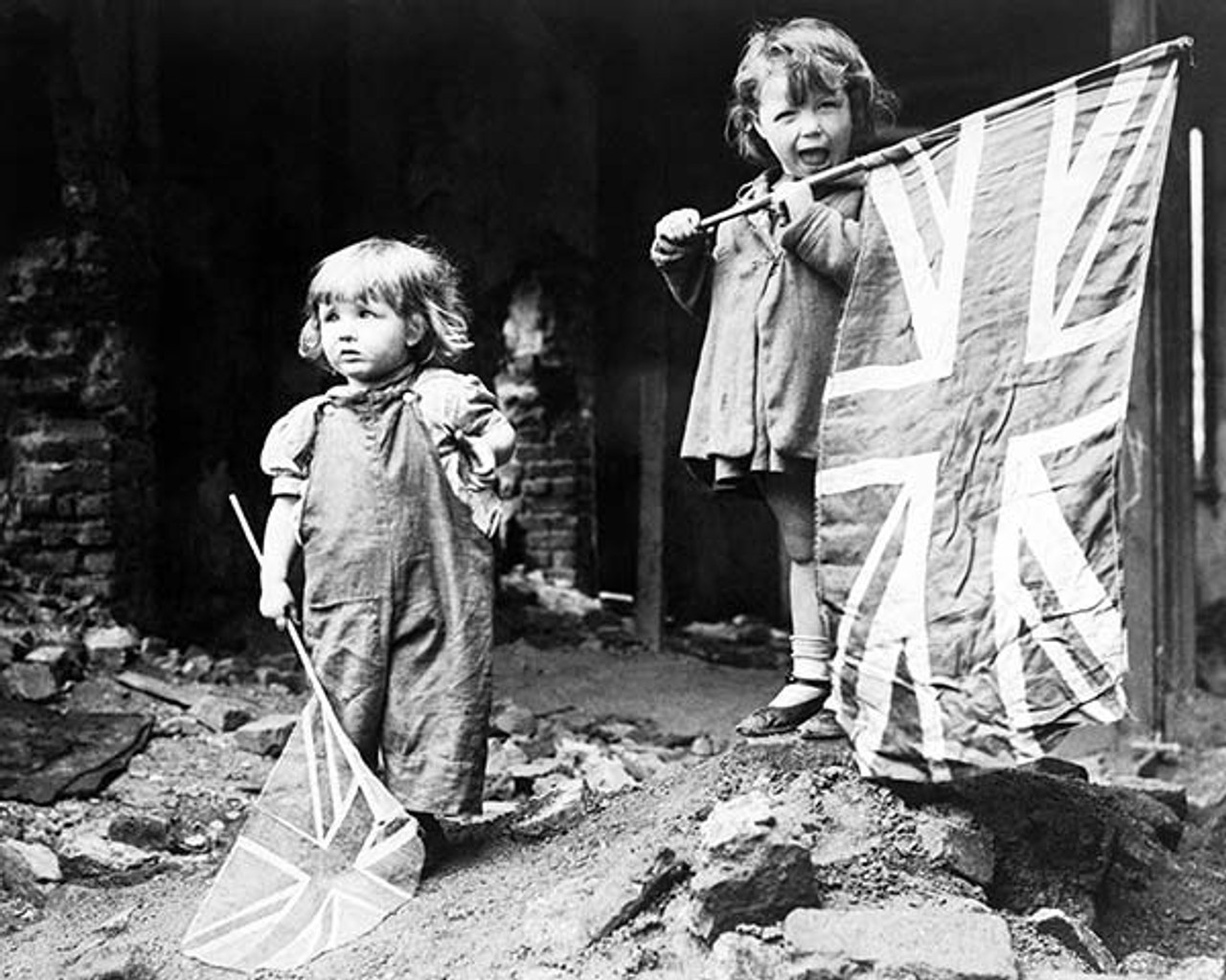 Deux jeunes filles agitant des Union Jacks le jour de la victoire le 8