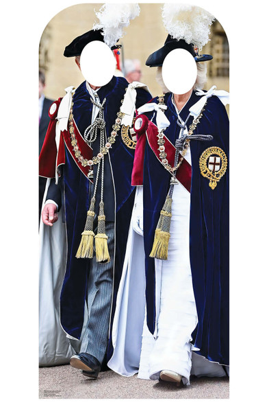 Kong Charles III og Queen Camilla Royal Order of the Garter Cardboard står i