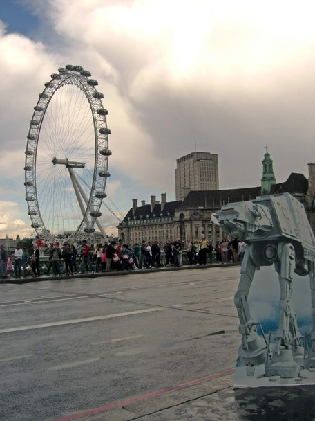 At-at découpe en carton attaquant Londres !