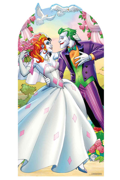 Harley Quinn et le style de mariage Joker se tiennent dans une découpe en carton avec des visages