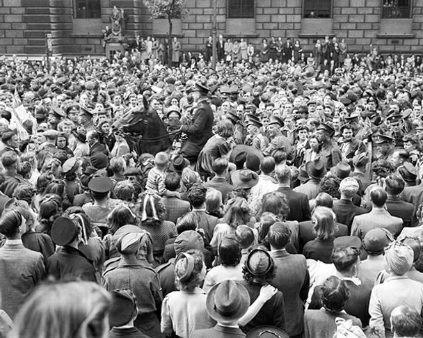 Gedenkfoto zum VE-Tag – Menschenmenge versammelte sich, um Winston Churchills Siegesrede zu hören. Erhältlich als Foto, Poster oder Leinwand.