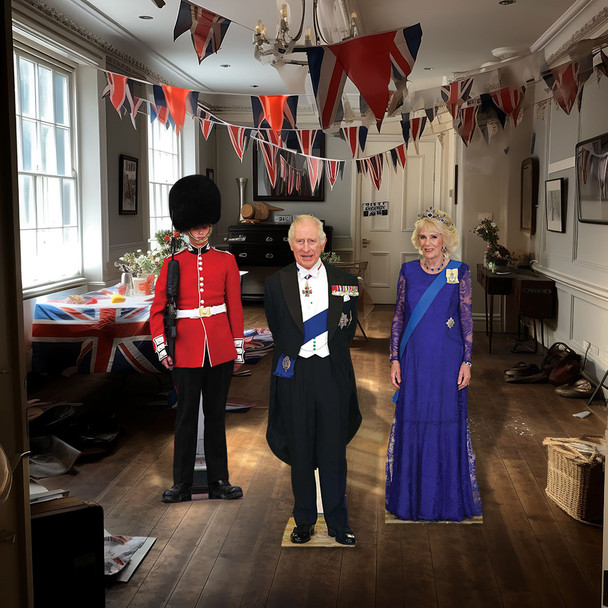 King Charles Coronation indoor feestscène met kartonnen uitsnijdingen