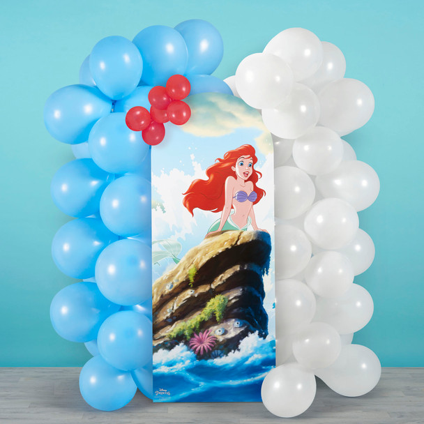 Die kleine Meerjungfrau rockt den klassischen Hintergrund vor Ort mit Luftballons