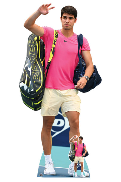 カルロス アルカラスのピンクのシャツ、等身大のボール紙の切り抜き、テニスのスタンディ