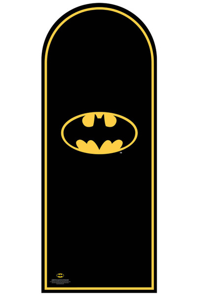 Scène de voyage debout avec toile de fond en carton avec logo Batman