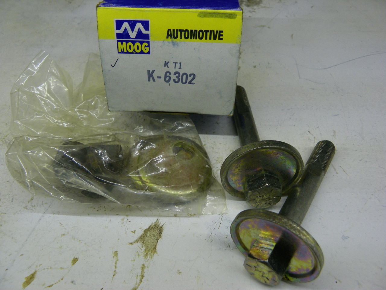 Moog K6302 Front Upper Alignment Cam Bolt Kit 1988-2000 Chevy GMC C1500 K1500