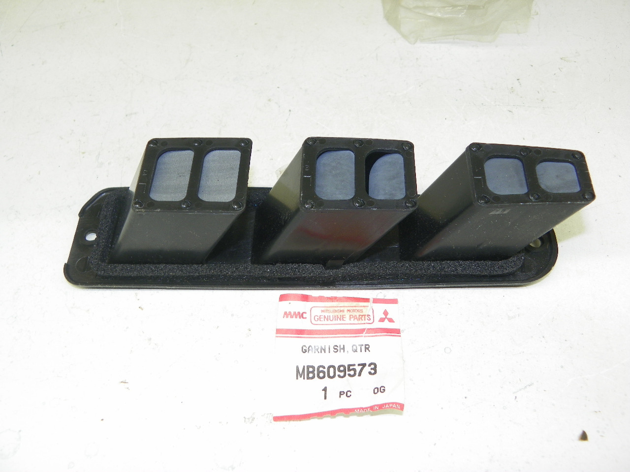 Mitsubishi MB609573 Garnish QTR for vintage car restoration. - Image 1
