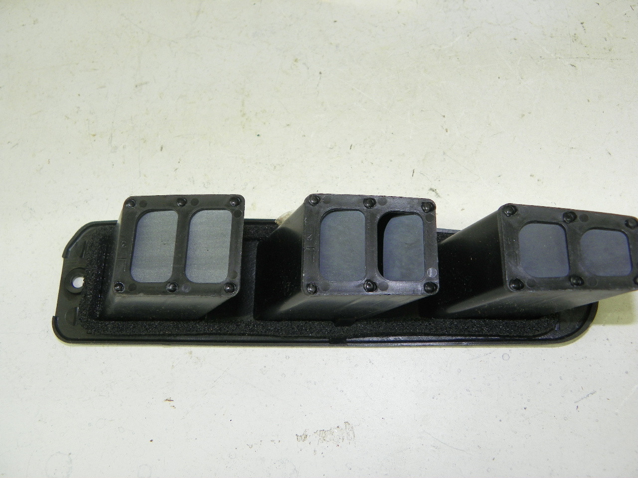 Mitsubishi MB609573 Garnish QTR for vintage car restoration. - Image 3