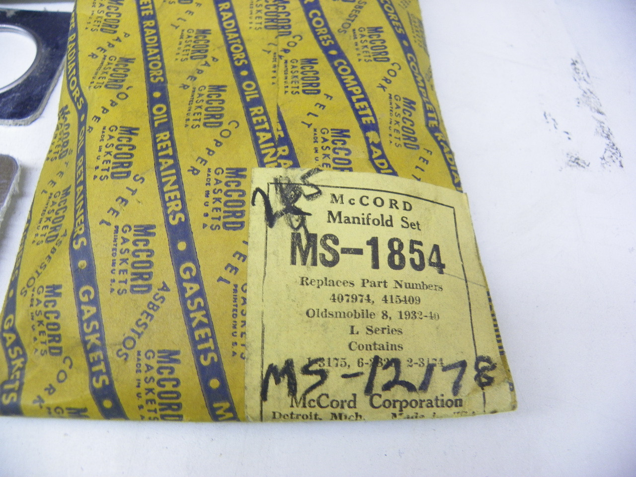 McCORD MS-1854 Manifold Set for 1932-1940 Oldsmobile 8 L Series restoration. - Image 2