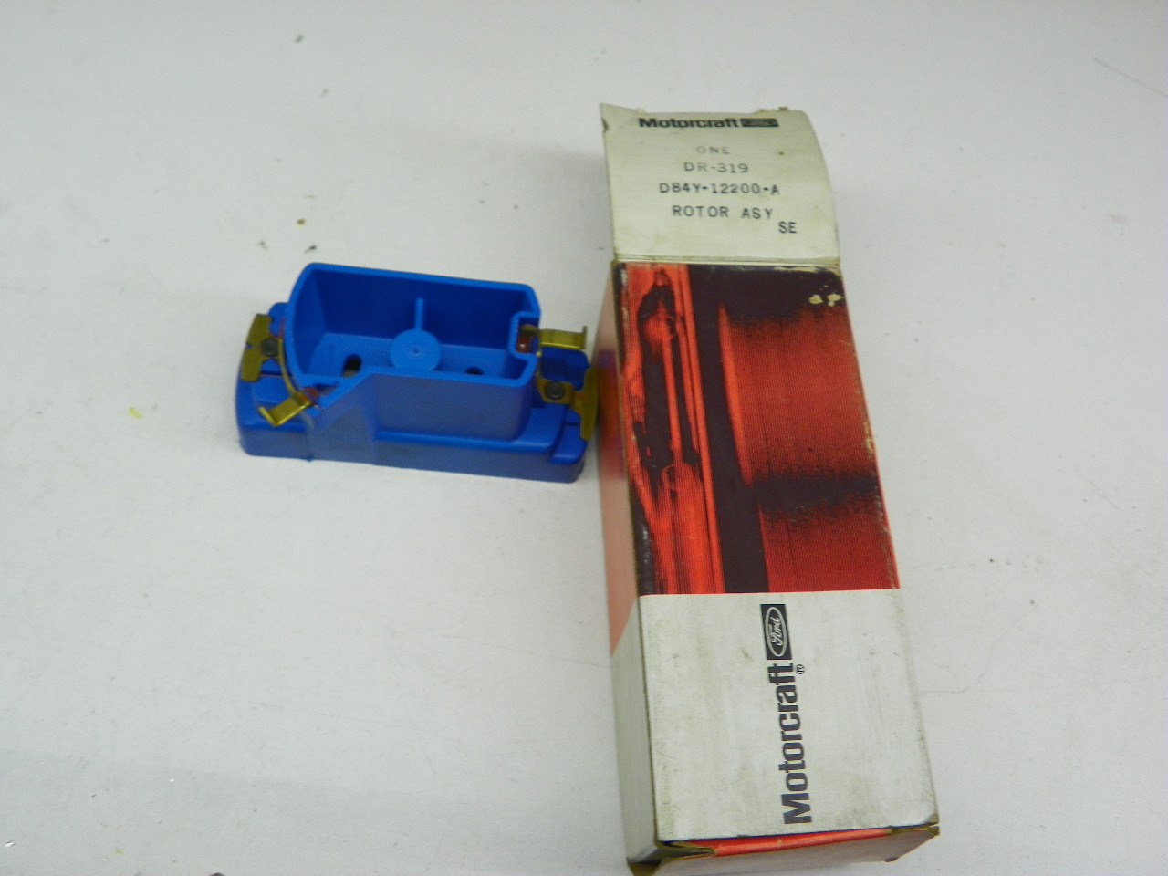 Motorcraft DR-319 Distributor Rotor for 1978-1980 Ford Lincoln Mercury 8 Cylinder restoration. - Image 1