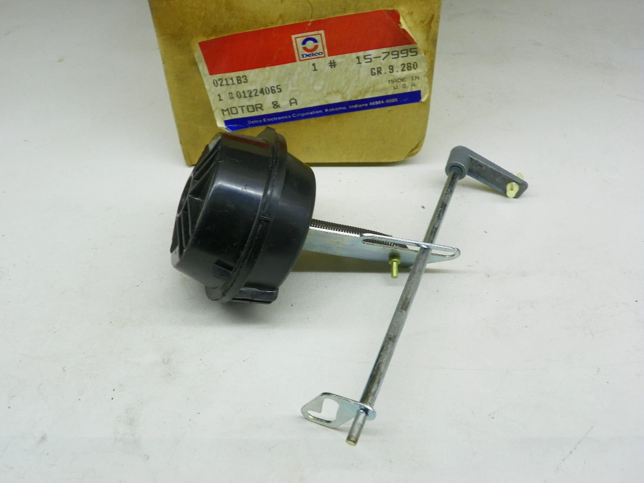 Delco 15-7995 HVAC Vacuum Motor & Shaft Assembly for 1977-1984 GM models restoration. - Image 1