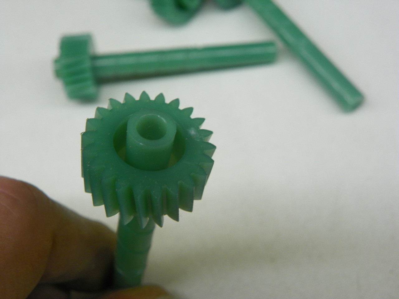 Lot of 4 GM 3708699 22 Tooth Speedometer Driven Gears for 1955-1963 Chevrolet Corvette Impala Bel Air restoration. - Image 4