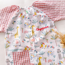 Bata Escolar Personalizada Jungla – Botones - modelo Jungla y rosa