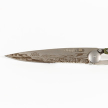 Deejo Serrated 37G Green Khaki Aluminum Grand Canyon Landscape Blade Close Up Deejo Serrated 37G Green Khaki Aluminum Grand Canyon Landscape Blade Close Up