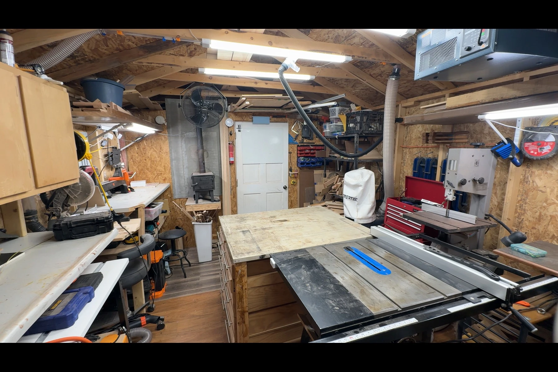 Chandler's shop after installing the centralized POWERTEC dust collection system