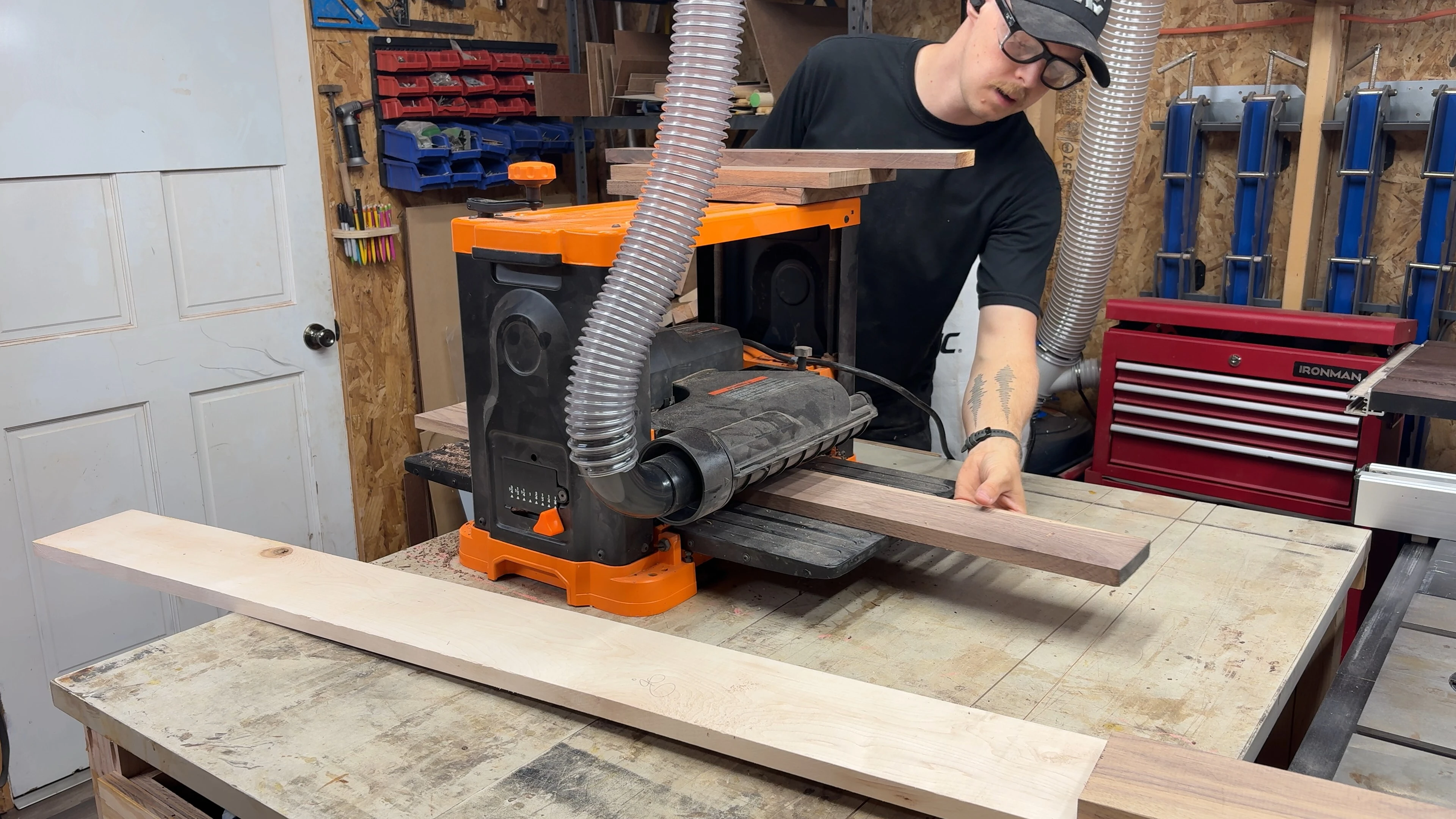 Quick-connect fitting and hose connecting a power tool to the dust collection system