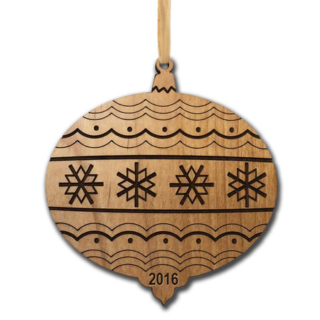 Personalized Alder Wood Ornament: Timeless Christmas
