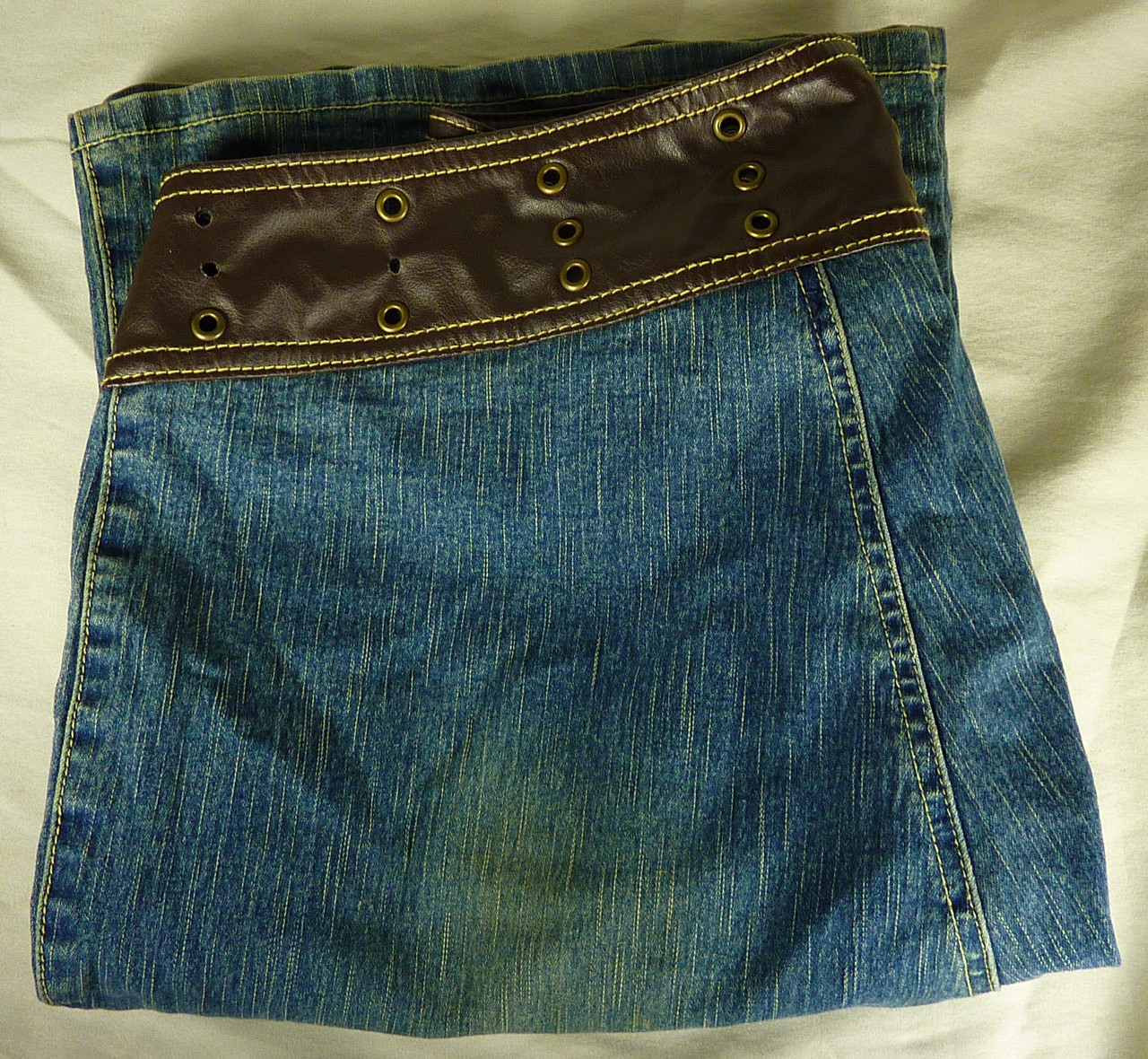 zip up Jeans with attached belt - SIZE 