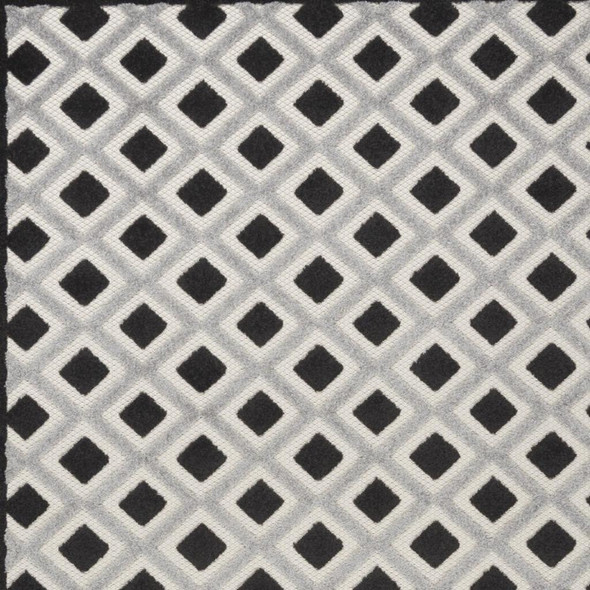 5' X 8' Black And White Indoor Outdoor Area Rug