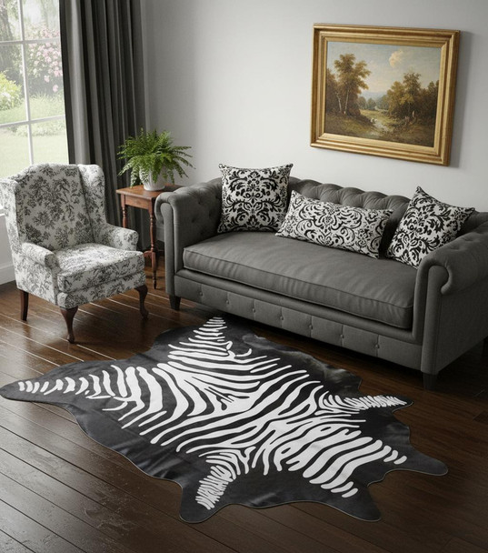 6' X 7' Black And White Cowhide Handmade Area Rug