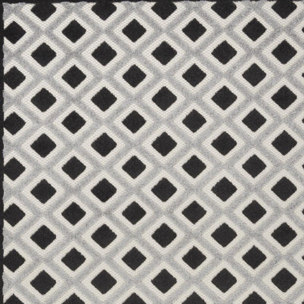 5' X 8' Black And White Indoor Outdoor Area Rug