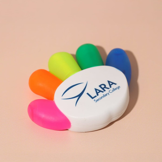 A highlighter shaped like a hand with pink, orange, green, blue, and yellow tips, featuring a logo on a white base.