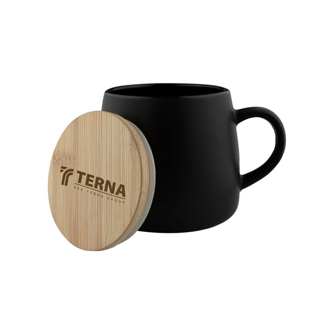 A black coffee mug with a wooden lid and a logo on the side.