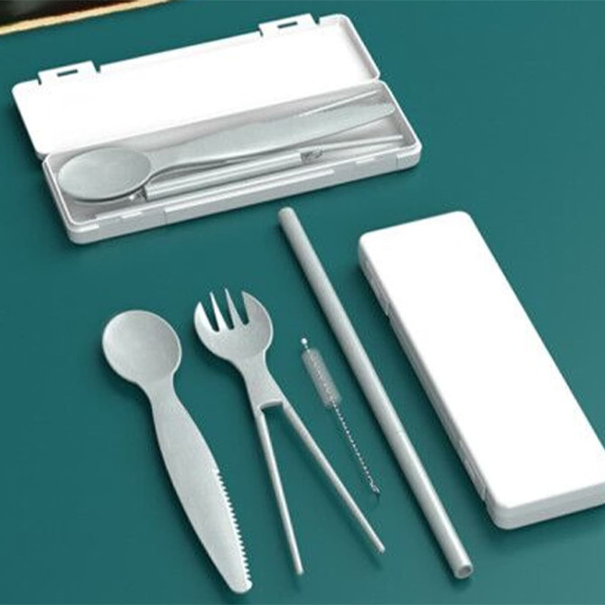 A cutlery set in a grey colour with a spoon, fork, knife, straw, and cleaning brush in a white case.