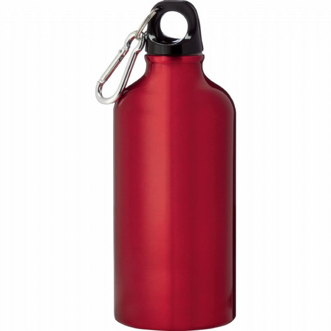 A drink bottle in shiny red aluminium with a black top and a carabiner clip. It features a logo.