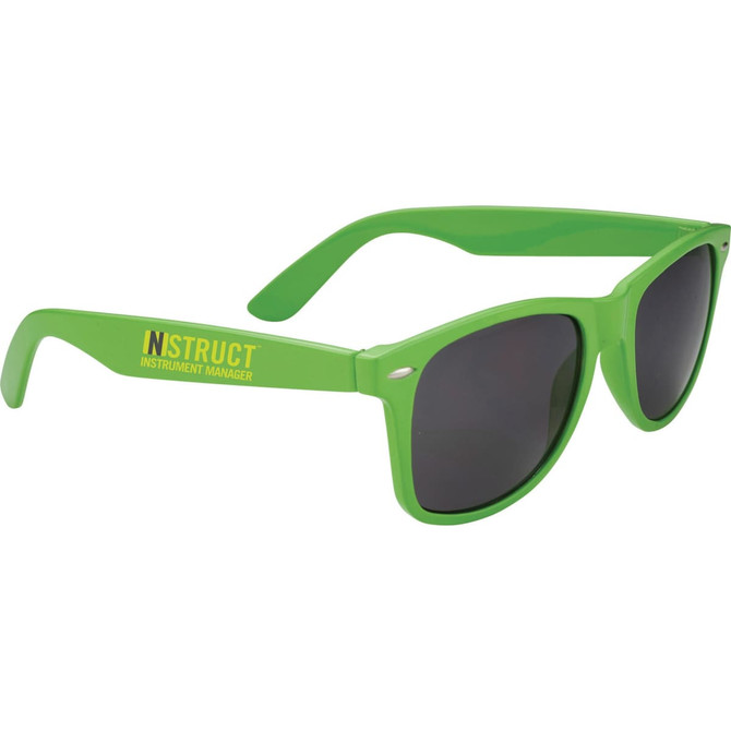Green sunglasses with dark lenses, featuring a logo on the side, ideal for leisure and outdoor activities.