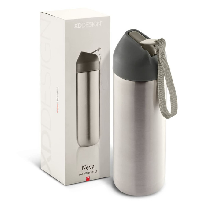 A drink bottle in stainless steel with a dark grey cap and strap, presented alongside its packaging featuring a logo.