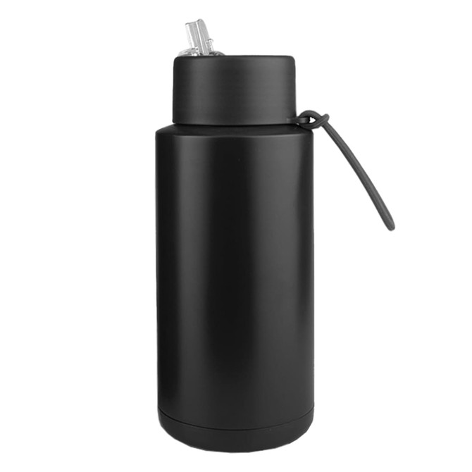 A drink bottle in matte black with a straw lid and a carry handle, featuring a simple design and sleek finish.