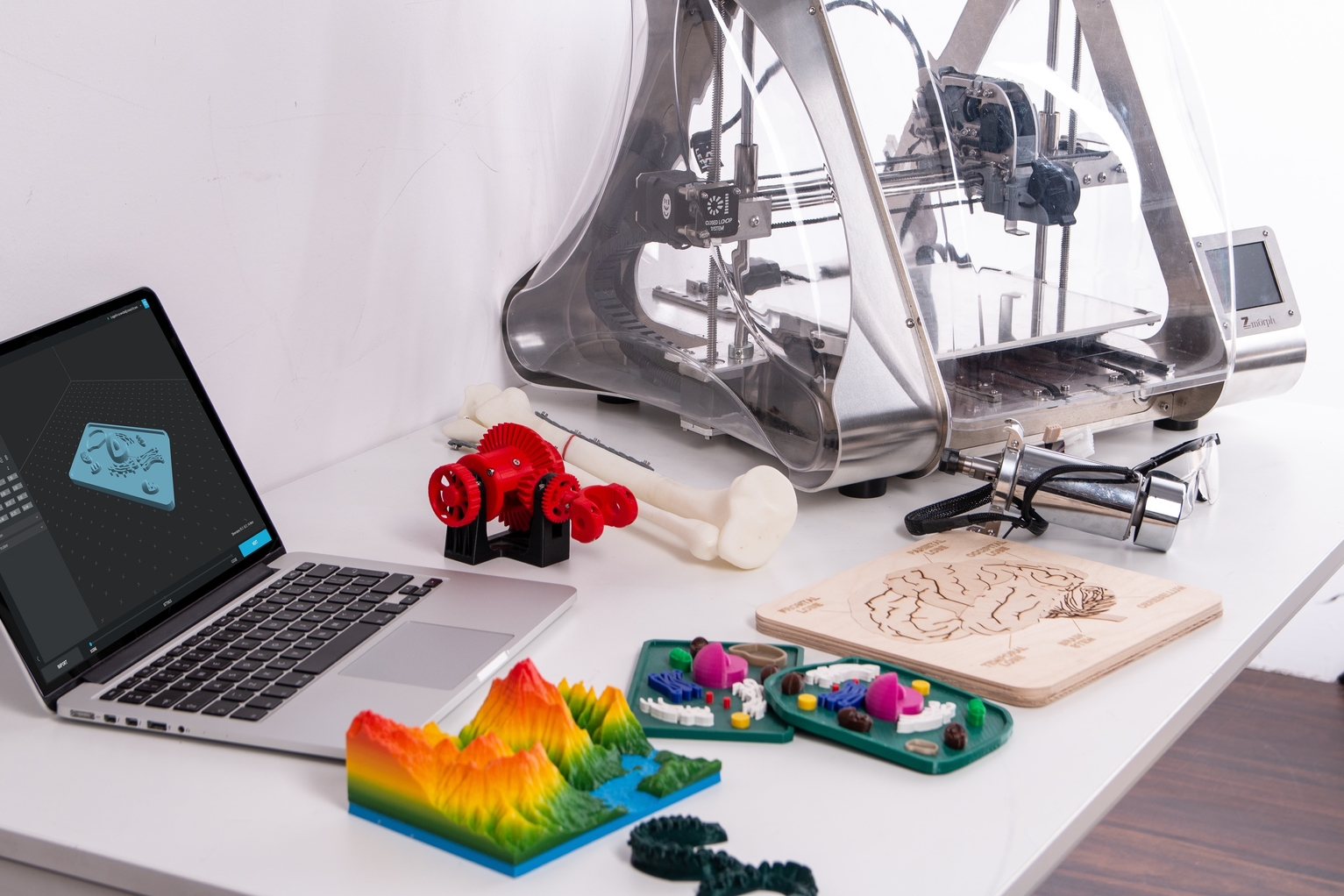 A consumer-grade 3D printer with polymer objects
