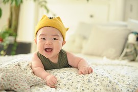 Pennsylvania_cute_baby_smiling_indoors_bed