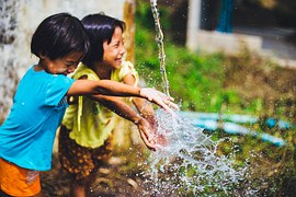 Delaware_children_playing_water_outside_happy