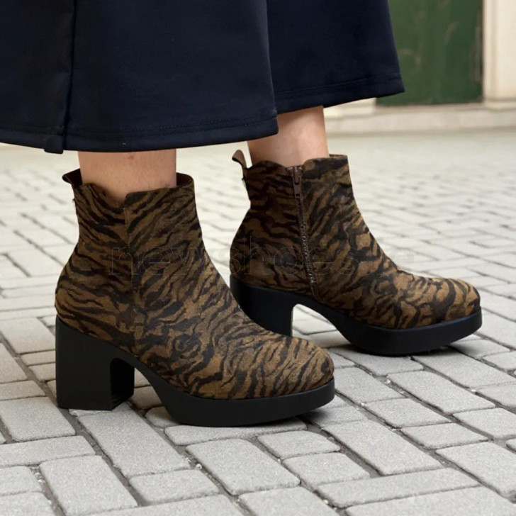 Wonders Lady H-4981 Tiger Print Suede Platform Block Heel Ankle Boot