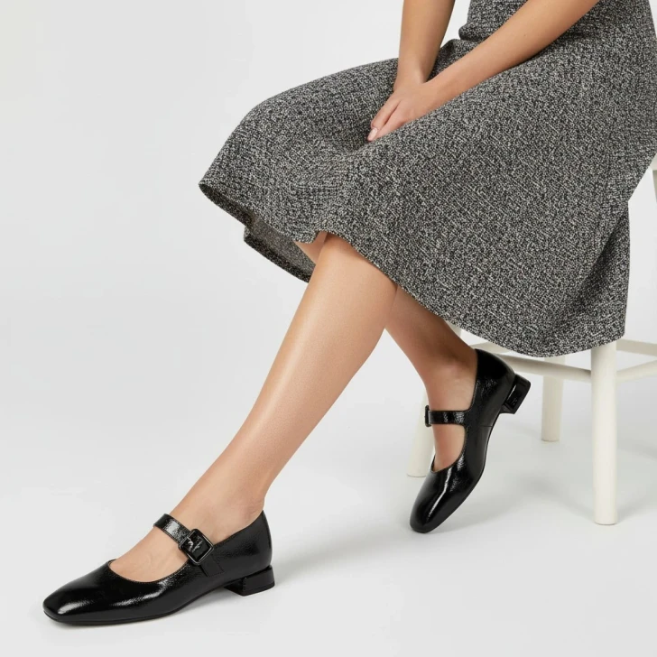 Unisa Culver F26 VER Black Patent Flat Strap