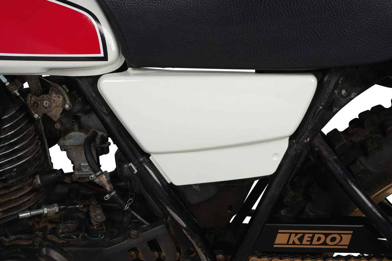 YAMAHA XT250 80-83 Side Cover Set Right+Left (Replica), 1 pair, ABS painted Clean White, detailed reproduction, requires rubbers 4x item 27729 and 1x item 27143