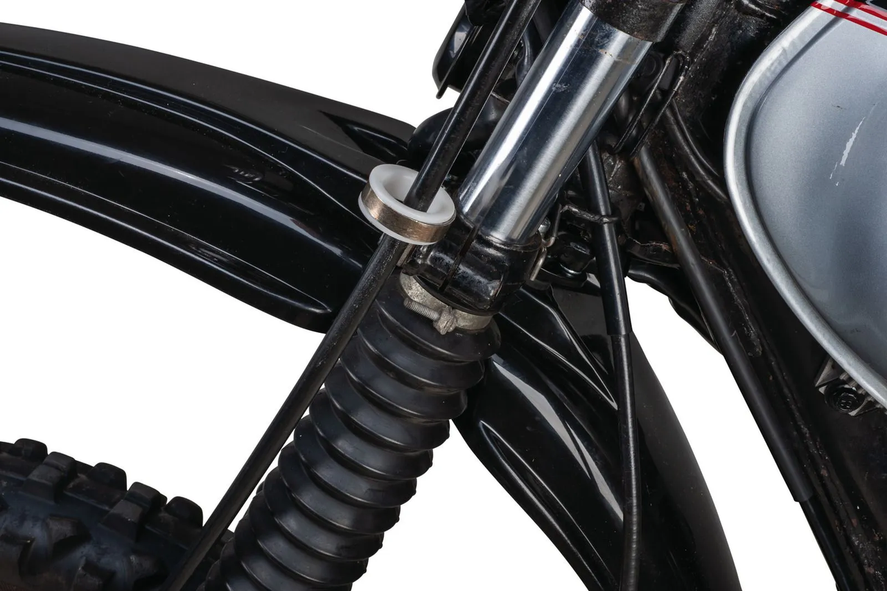 Front Fender Adapter Kit, for mounting the long/wide fender of the XT500 models from 1980 onwards on the XT250 (suitable fender e.g. item no. 50056RP)