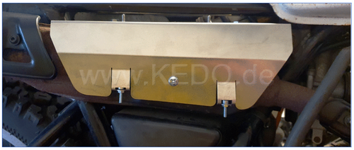 Retaining Bracket/Heat Shield for Side Cover, right, OEM reference # 3Y1-14718-00. Order 4x rubber damper item K27729 at the same time if needed. Retaining Bracket/Heat Shield for Side Cover, right, OEM reference # 3Y1-14718-00. Order 4x rubber damper item K27729 at the same time if needed.