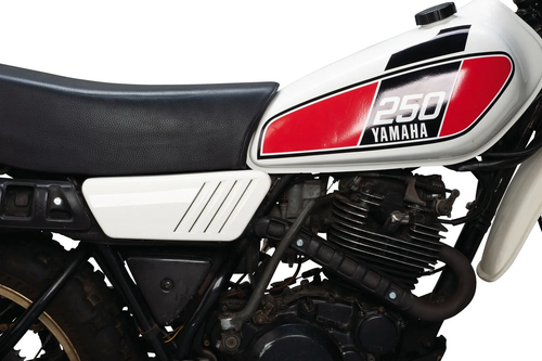 Side Cover Set Right+Left (Replica)YAMAHA XT250 80-83, 1 pair, ABS painted Clean White, detailed reproduction, requires rubbers 4x item 27729 and 1x item 27143 Side Cover Set Right+Left (Replica)YAMAHA XT250 80-83, 1 pair, ABS painted Clean White, detailed reproduction, requires rubbers 4x item 27729 and 1x item 27143