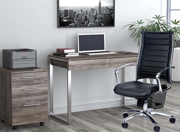 LE811 Europa High-back leather and chrome executive chair - lifestyle at desk