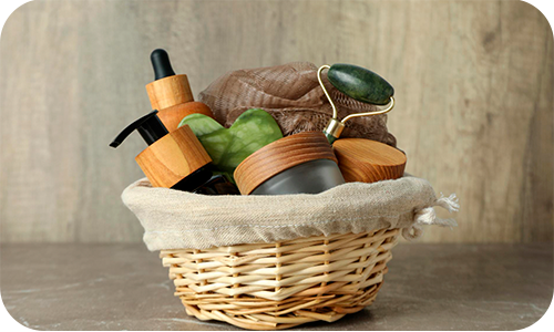 Cestas de regalo de cosmética y productos de cuidado facial y corporal en la farmacia