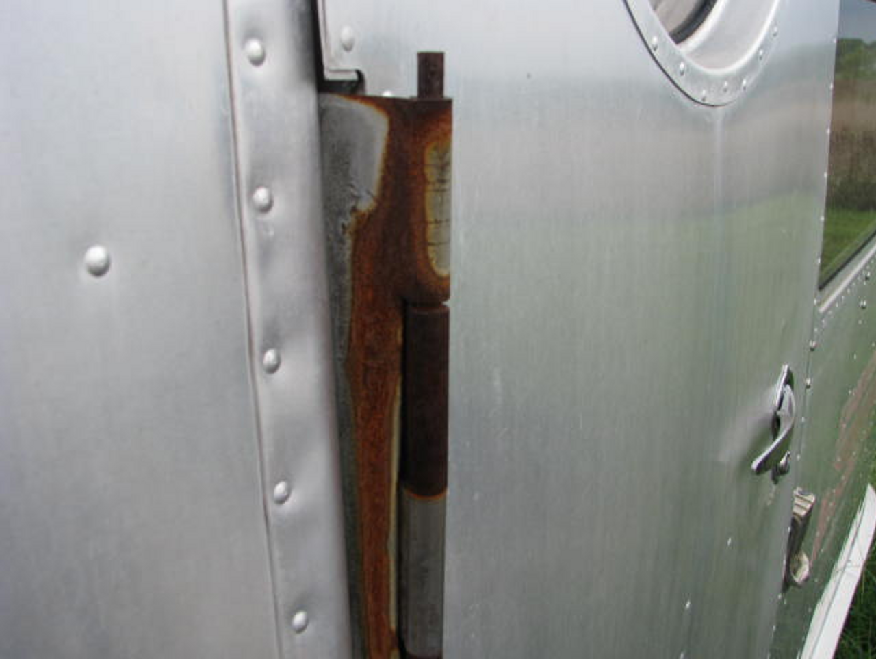 Spartan Door Hinge Cover (CHW139) OLD BROKEN HINGE COVER SHOWN