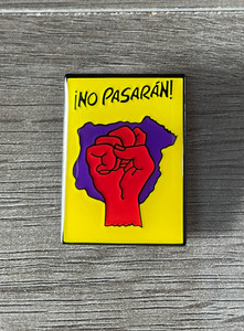 No Pasaran badge with brooch fixing. No Pasaran badge with brooch fixing.