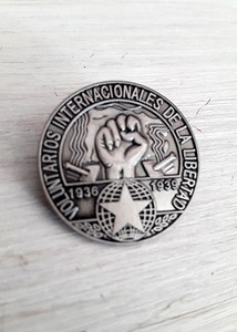 Reproduction of original International Brigade blouson badge with brooch fixing.
3D badge has map of Spain, cannons, clenched fist, star and the text 'Voluntarios Internacionales de la Libertad'.
Reproduction of original International Brigade blouson badge with brooch fixing.
3D badge has map of Spain, cannons, clenched fist, star and the text 'Voluntarios Internacionales de la Libertad'.