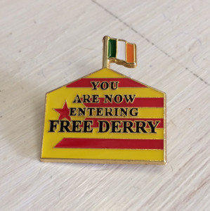 FREE DERRY SUPPORTS CATALONIA enamel badge 30 mm x 27.4 mm FREE DERRY SUPPORTS CATALONIA enamel badge 30 mm x 27.4 mm