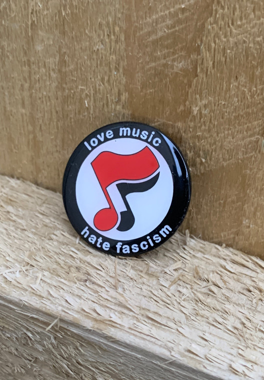 Love Music 
Hate FASCISM 
ENAMEL BADGE SIZE 30 MM