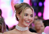 What did Margot Robbie do to her teeth?